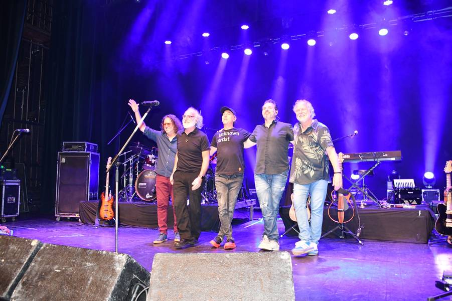 Zeca Baleiro encanta Teresina com show no Theatro 4 de Setembro