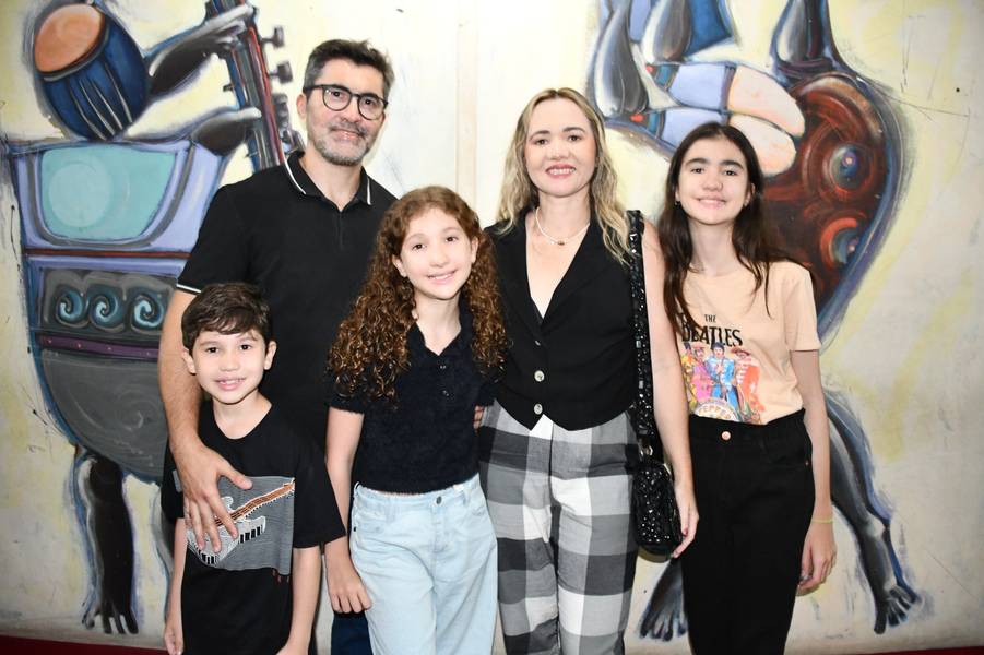 Zeca Baleiro encanta Teresina com show no Theatro 4 de Setembro