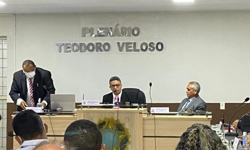 Ao centro, o presidente da Câmara, vereador Renas