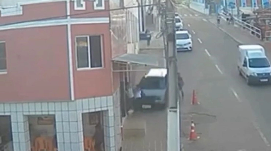 Carro estacionado desce ladeira e atinge estudantes