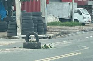 Cratera se abre em área de alagamento e leva risco à motoristas na Avenida Homero (Foto: Tiago Moura/Conecta Piauí) Cratera se abre em área de alagamento e leva risco à motoristas na Avenida Homero (Foto: Tiago Moura/Conecta Piauí)