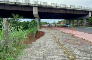 Cratera se abre em calçadão na zona Sudeste e oferece risco a população (Foto: Divulgação) Cratera se abre em calçadão na zona Sudeste e oferece risco a população (Foto: Divulgação)