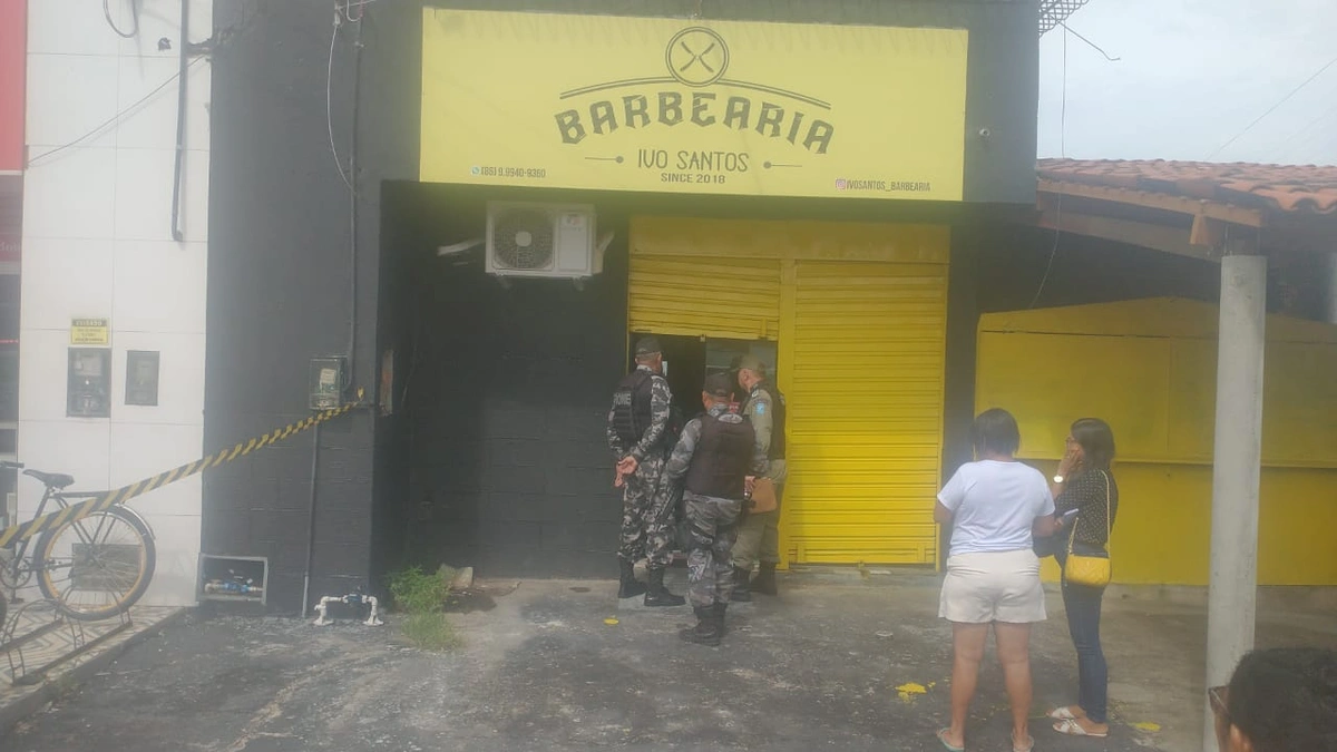 Dois homens são baleados e um deles acaba morrendo em barbearia de Teresina