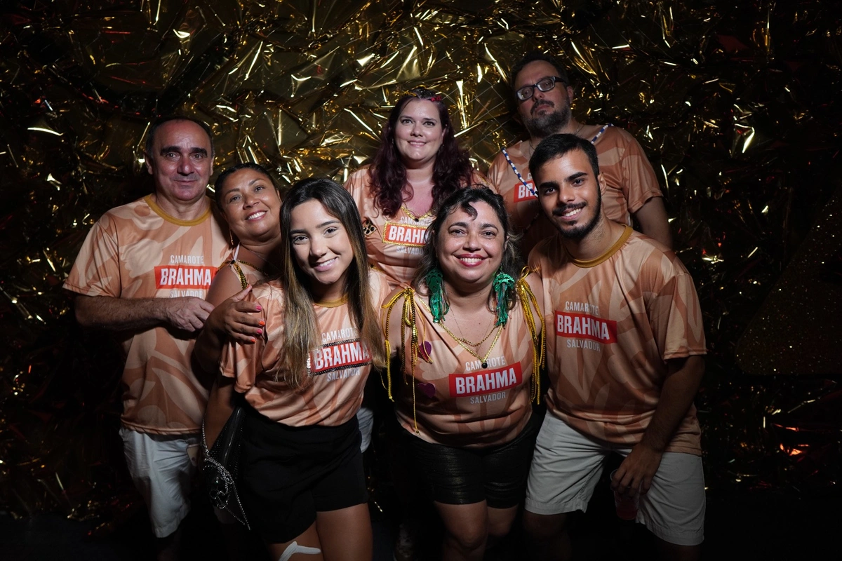 Grupo da advogada Elisabete Costa curtindo o Carnaval no Camarote Brahma