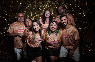Grupo da advogada Elisabete Costa curtindo o Carnaval no Camarote Brahma (Foto: Vr2producoes / divulgação)