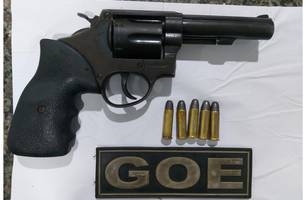 Homem é preso com arma de fogo e munições no bairro Júlia Almeida em Timon (Foto: Reprodução) Homem é preso com arma de fogo e munições no bairro Júlia Almeida em Timon (Foto: Reprodução)