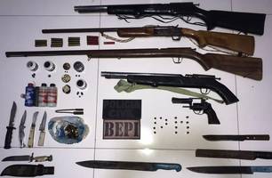 Homem possuía arsenal em casa (Foto: Reprodução) Homem possuía arsenal em casa (Foto: Reprodução)