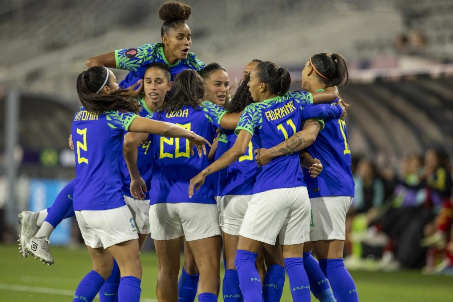 Jogadoras comemoram gol da Seleção diante da Colômbia