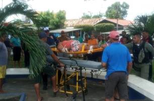 Mulher surta, joga pedra em ambulância e ameaça populares em Buriti dos Lopes (Foto: Reprodução) Mulher surta, joga pedra em ambulância e ameaça populares em Buriti dos Lopes (Foto: Reprodução)