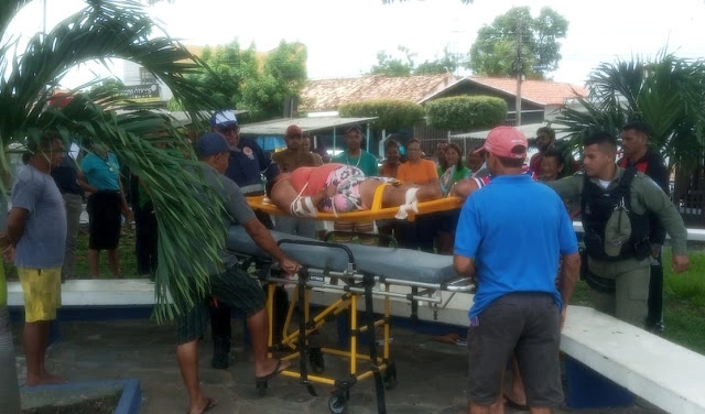 Mulher surta, joga pedra em ambulância e ameaça populares em Buriti dos Lopes