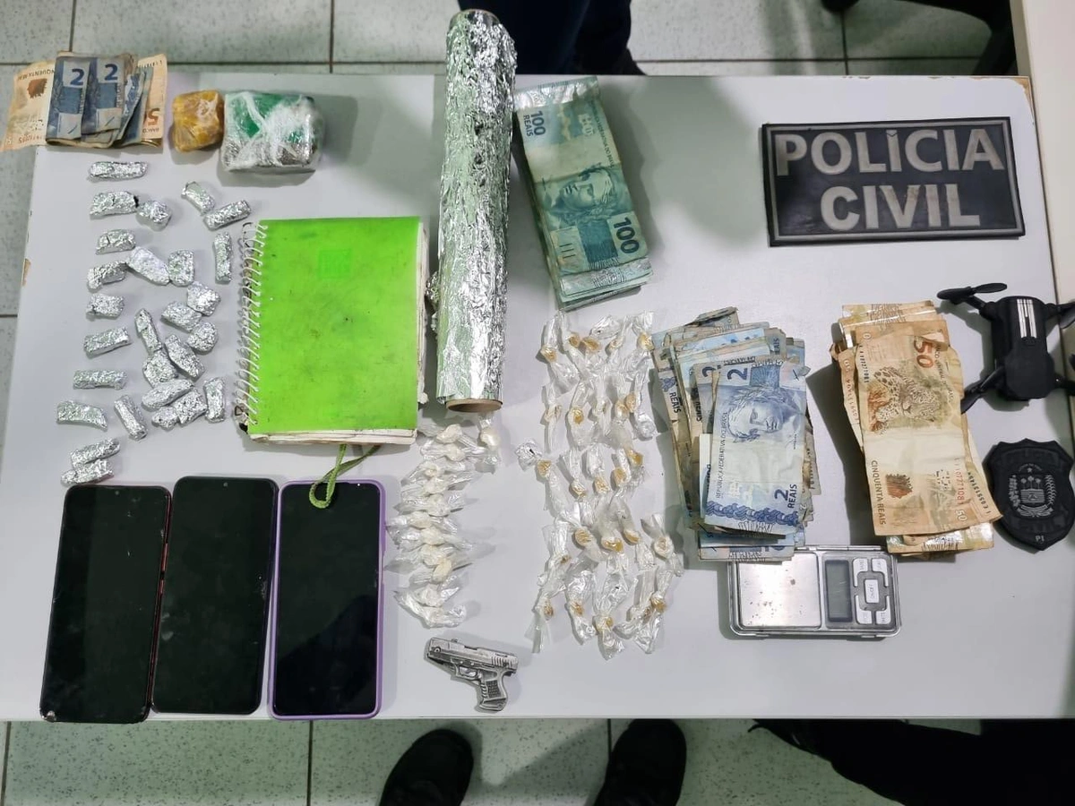 Uma grande quantidade de droga e dinheiro em espécie foram apreendidos
