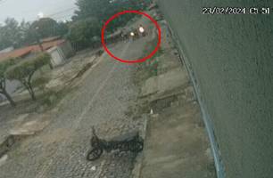 Vídeo mostra dupla de assaltantes roubando pessoas na zona Sul de Teresina (Foto: Reprodução) Vídeo mostra dupla de assaltantes roubando pessoas na zona Sul de Teresina (Foto: Reprodução)