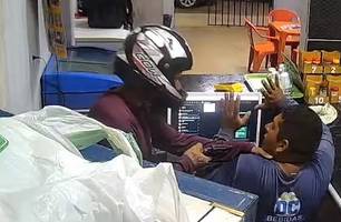 Vídeo mostra o momento em que criminosos assaltam depósito de bebidas em Teresina (Foto: Reprodução) Vídeo mostra o momento em que criminosos assaltam depósito de bebidas em Teresina (Foto: Reprodução)