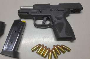 Arma apreendida pela polícia (Foto: Reprodução)