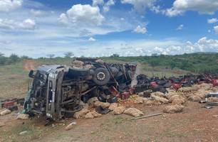Caminhão carregado de frutas tomba e deixa motorista morto no Sul do Piauí (Foto: Reprodução) Caminhão carregado de frutas tomba e deixa motorista morto no Sul do Piauí (Foto: Reprodução)