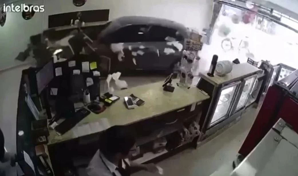 Carro desgovernado invade doceria