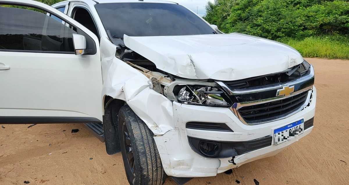 Carro dos Correios capota após colidir contra caminhonete em Parnaíba