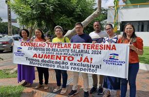 Conselheiros tutelares de Teresina protestam por reajuste salarial (Foto: Naiane Feitosa / Conecta Piauí) Conselheiros tutelares de Teresina protestam por reajuste salarial (Foto: Naiane Feitosa / Conecta Piauí)