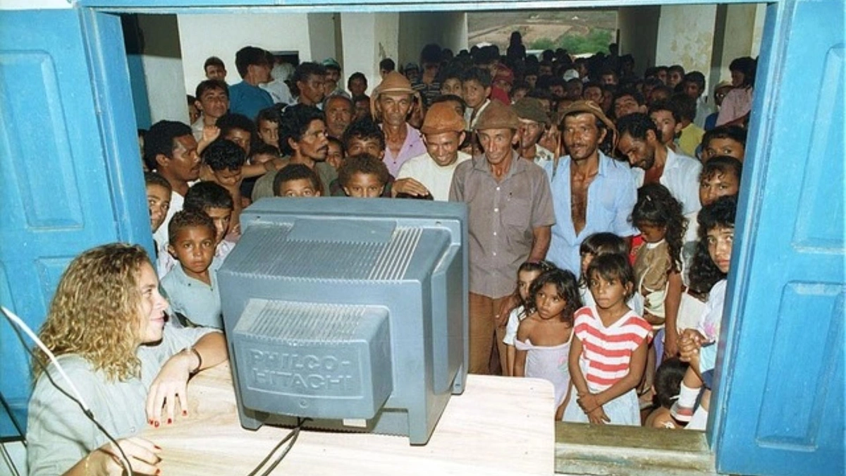 Foto de piauienses vendo TV pela primeira vez viraliza nas redes sociais