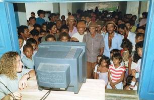 Foto de piauienses vendo TV pela primeira vez viraliza nas redes sociais (Foto: Reprodução) Foto de piauienses vendo TV pela primeira vez viraliza nas redes sociais (Foto: Reprodução)