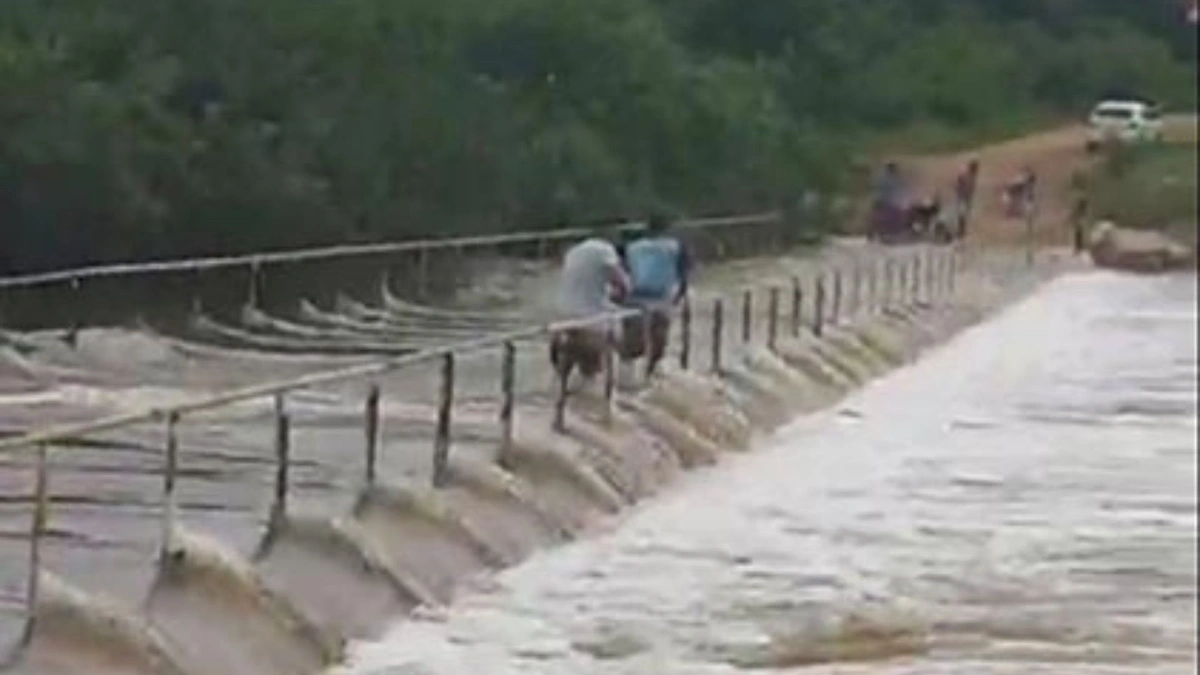 Homem desaparece enquanto colocava sinalização em passagem molhada de Luís Correia