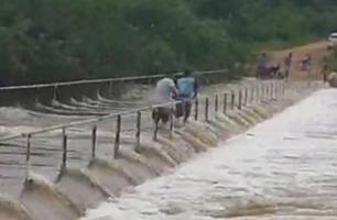 Homem desaparece enquanto colocava sinalização em passagem molhada de Luís Correia (Foto: Reprodução) Homem desaparece enquanto colocava sinalização em passagem molhada de Luís Correia (Foto: Reprodução)