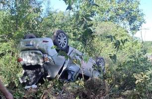 Homem invade contramão e capota carro ao tentar desviar de veículo em Campo Maior (Foto: Reprodução) Homem invade contramão e capota carro ao tentar desviar de veículo em Campo Maior (Foto: Reprodução)