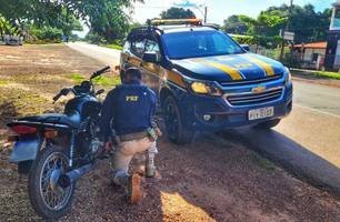 Motocicleta roubada em Demerval Lobão é recuperada pela PRF em Altos (Foto: Reprodução) Motocicleta roubada em Demerval Lobão é recuperada pela PRF em Altos (Foto: Reprodução)