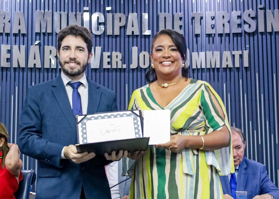 'Mulher Destaque 2024': Camila Barbosa recebe homenagem em Teresina