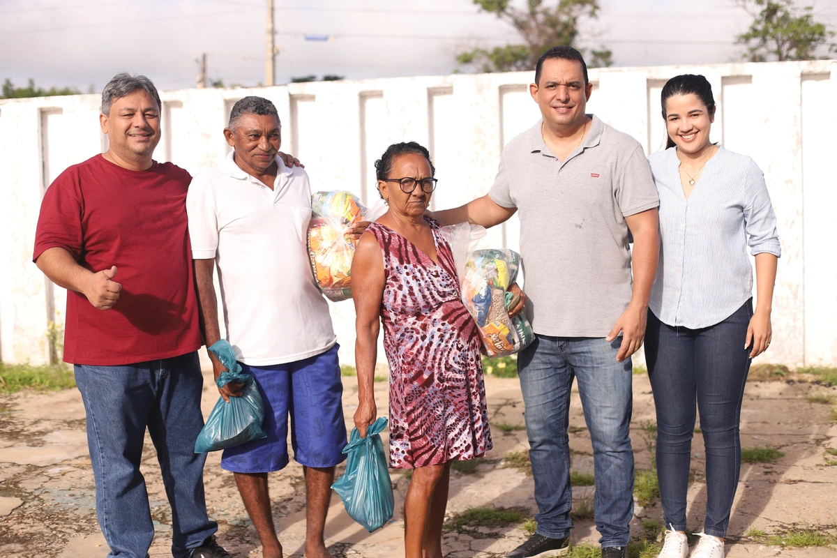 Prefeitura de Demerval Lobão distribui peixes e cestas básicas para a população