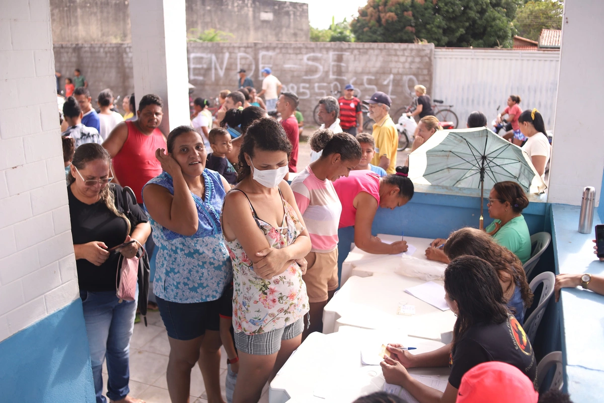 Prefeitura de Demerval Lobão distribui peixes e cestas básicas para a população