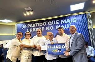 Professor Amaral com camisa branca à esquerda do deputado federal Júlio César (Foto: Naiane Feitosa / Conecta Piauí) Professor Amaral com camisa branca à esquerda do deputado federal Júlio César (Foto: Naiane Feitosa / Conecta Piauí)