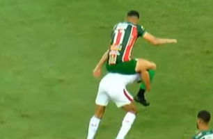 ‘Segura, peão’: jogador 'cavalga' em adversário em partida do Campeonato Potiguar (Foto: Reprodução) ‘Segura, peão’: jogador 'cavalga' em adversário em partida do Campeonato Potiguar (Foto: Reprodução)