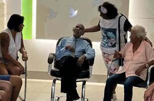 Vídeo: Corpo de idoso é velado sentado na poltrona como se estivesse vivo (Foto: Reprodução) Vídeo: Corpo de idoso é velado sentado na poltrona como se estivesse vivo (Foto: Reprodução)