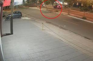 Vídeo flagra momento que motociclista morre em colisão frontal com carro em Picos (Foto: Reprodução) Vídeo flagra momento que motociclista morre em colisão frontal com carro em Picos (Foto: Reprodução)