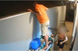 Vídeo: homem sobe em muro para ver briga no vizinho e morre com tiro no rosto (Foto: Reprodução) Vídeo: homem sobe em muro para ver briga no vizinho e morre com tiro no rosto (Foto: Reprodução)