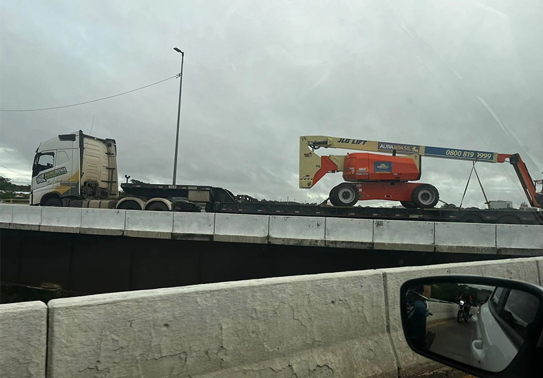 Carreta quebra sobre a Ponte da Amizade e deixa trânsito parado