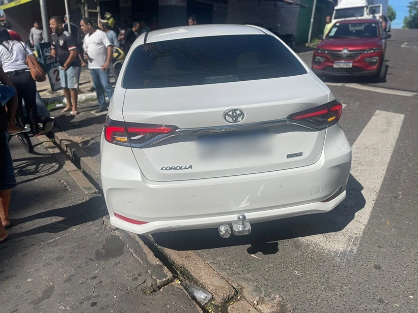 Carro que colidiu contra ciclista