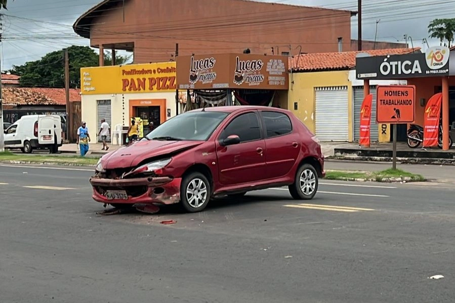 Carros se envolvem em colisão na BR-316 em Demerval Lobão