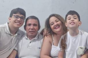 Família da jornalista Astrid Lages, com seus dois filhos autistas (Foto: Reprodução) Família da jornalista Astrid Lages, com seus dois filhos autistas (Foto: Reprodução)