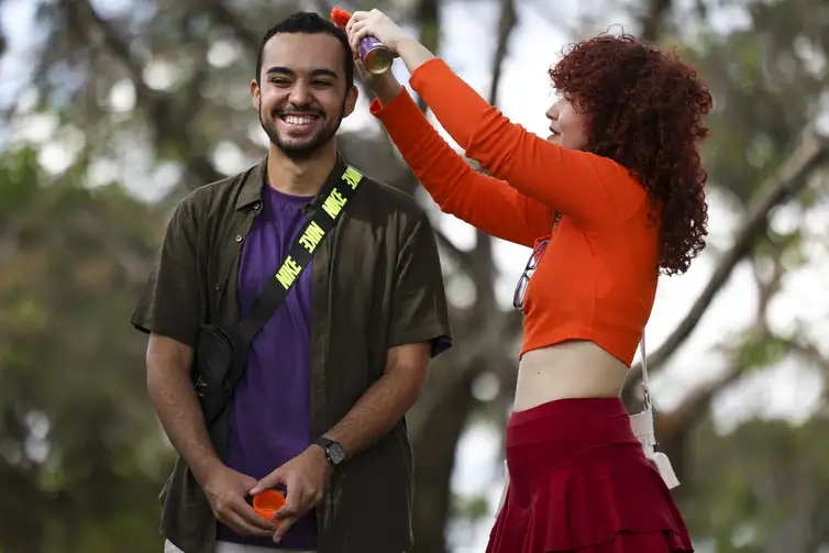 Gabriel Araújo e Manuela Rodrigues ajeitam suas fantasias para ir ao Anime Summit, maior evento otaku e geek do Centro-Oeste, que reúne fãs da cultura oriental em Brasília.