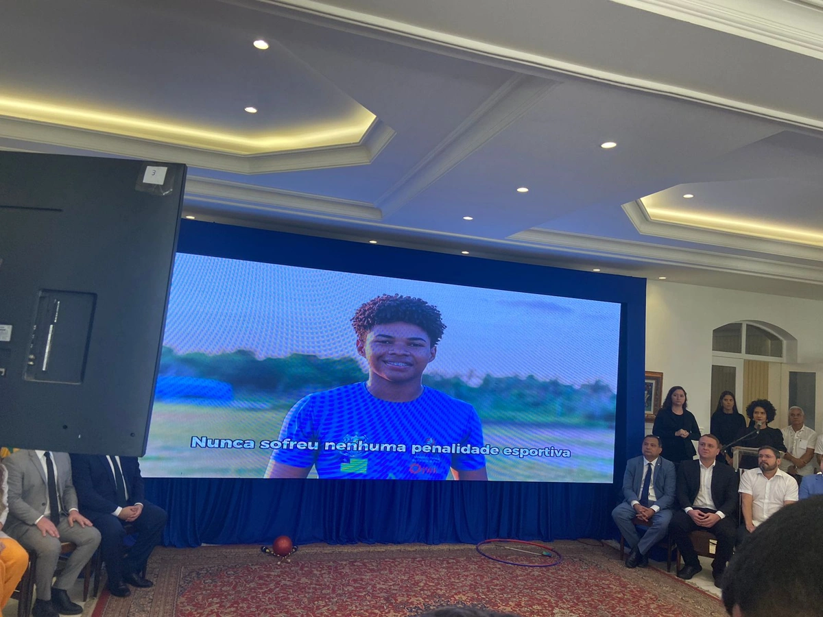 Homenagem ao atleta de canoagem, Lívio Santos