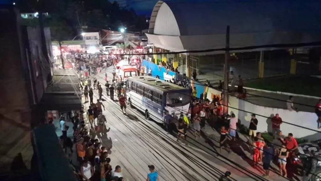 Micro-ônibus invade procissão e atropela fiéis