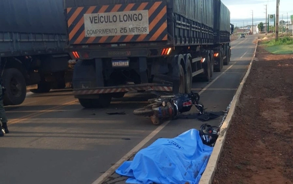 Motociclista morreu após colidir contra carreta