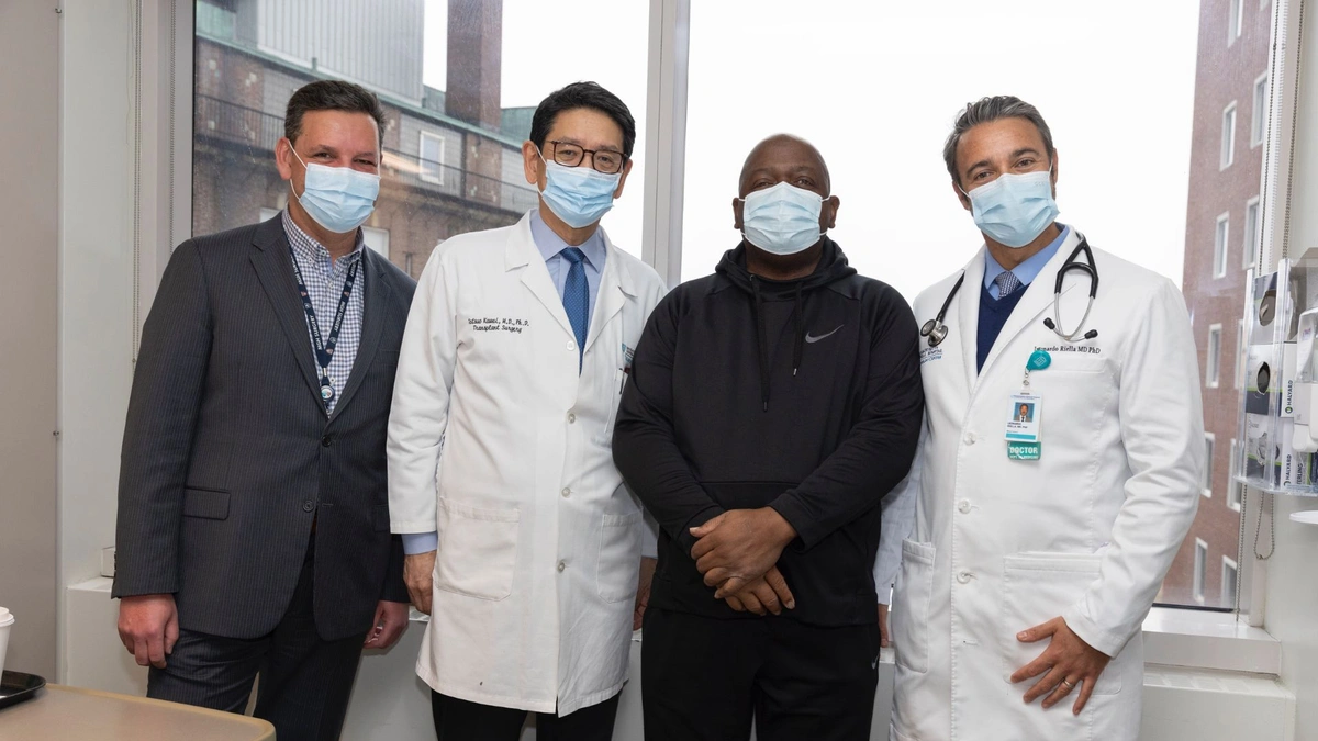 Primeiro paciente com rim transplantado de porco recebe alta; médico é brasileiro