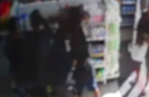 Roubo dos adolescentes em farmácia no RJ (Foto: Reprodução) Roubo dos adolescentes em farmácia no RJ (Foto: Reprodução)