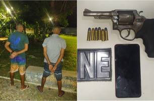 Adolescente apreendido, rapaz que o acompanhava e arma apreendida pela polícia (Foto: Reprodução) Adolescente apreendido, rapaz que o acompanhava e arma apreendida pela polícia (Foto: Reprodução)