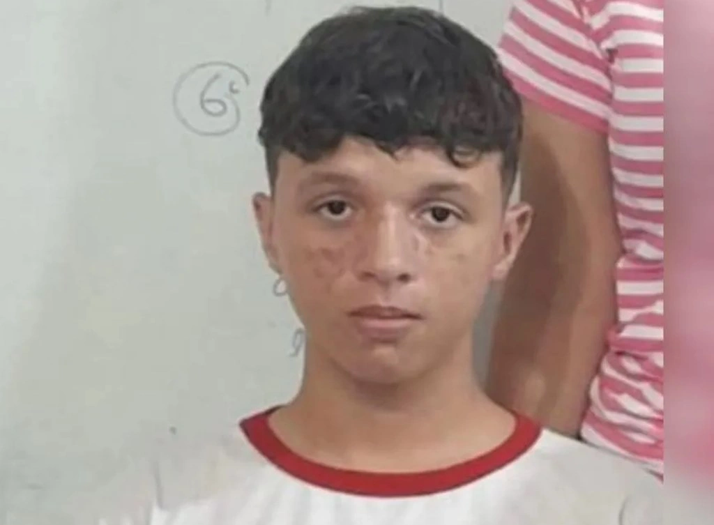 Adolescente morre após usar o celular na tomada