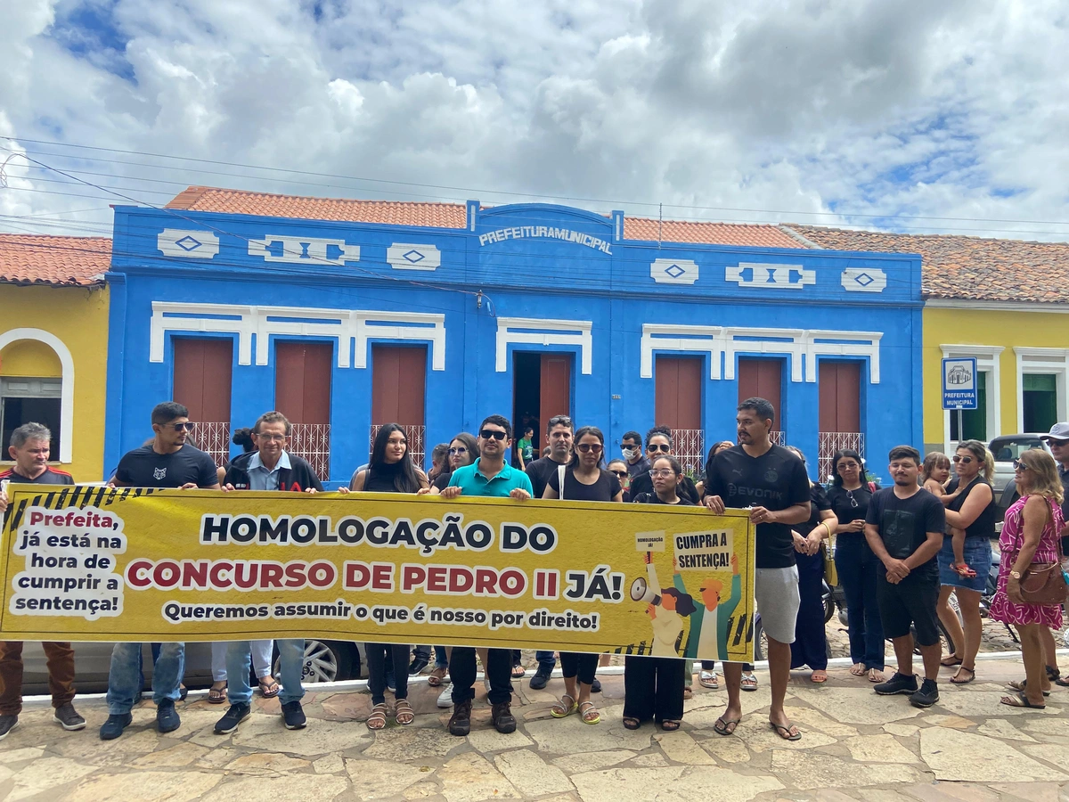 Aprovados em concurso que estão impedidos de assumir cargo protestam em Pedro II