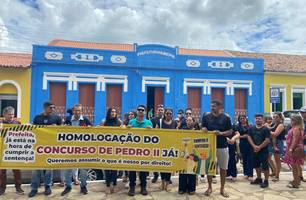 Aprovados em concurso que estão impedidos de assumir cargo protestam em Pedro II (Foto: Maria Clara/Conecta Piauí) Aprovados em concurso que estão impedidos de assumir cargo protestam em Pedro II (Foto: Maria Clara/Conecta Piauí)